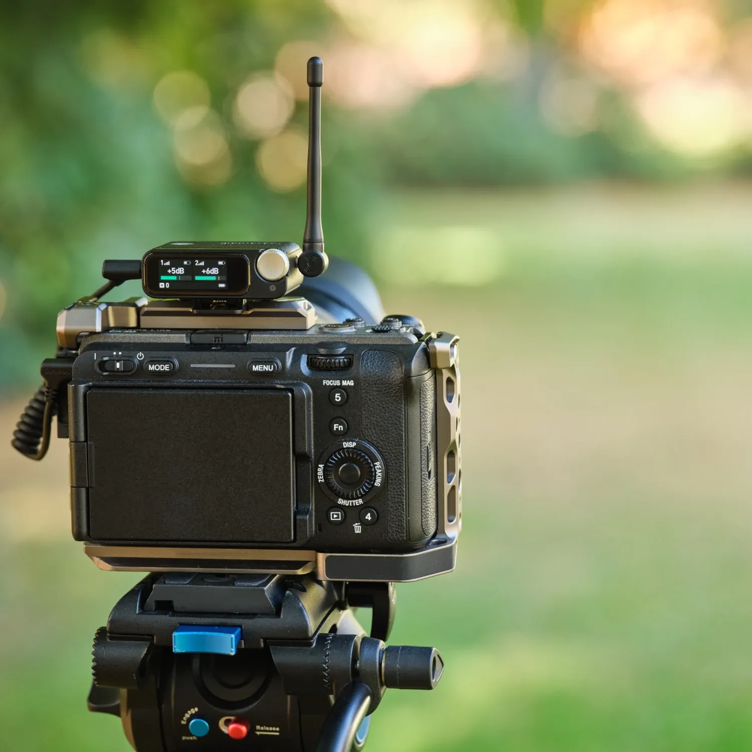 Saramonic Ultra 2-Channel Wireless Microphone System - Image 9